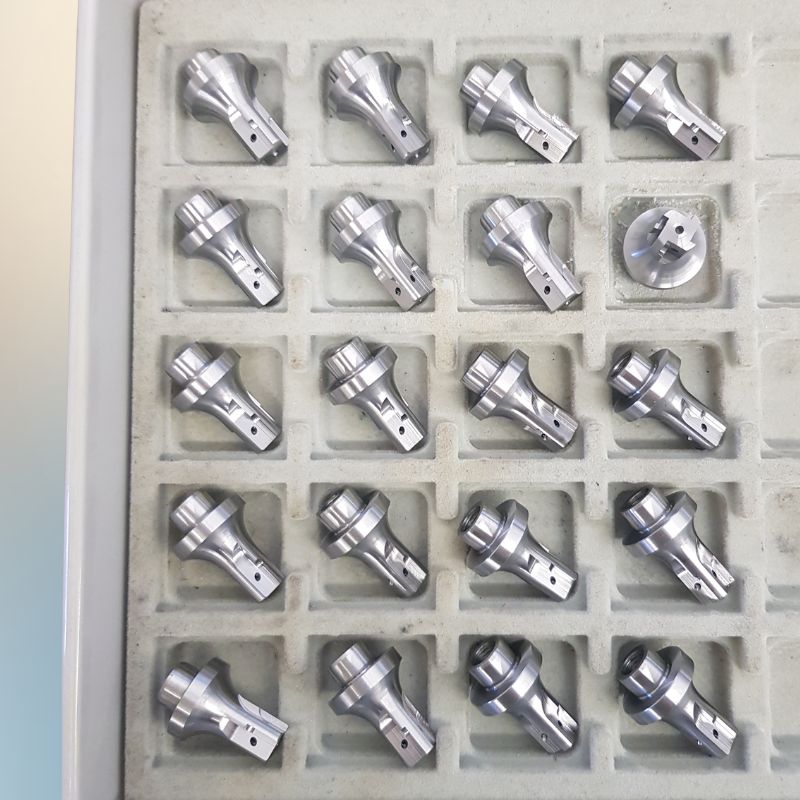 mehrere spezialwerkzeuge in behälter